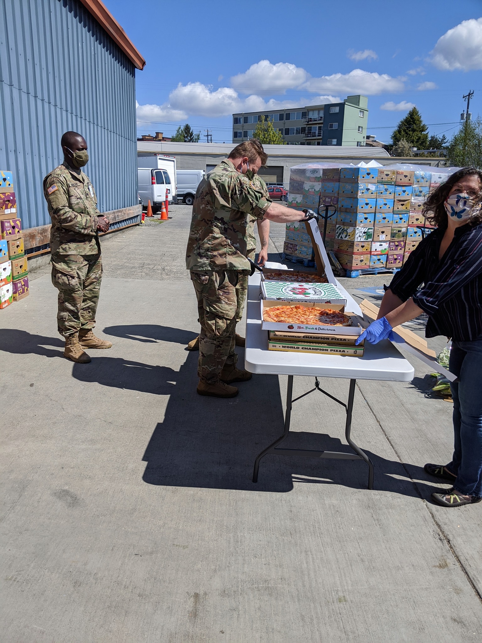 Soldiers at food bank